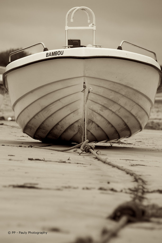 Verlassenes Boot am Strand